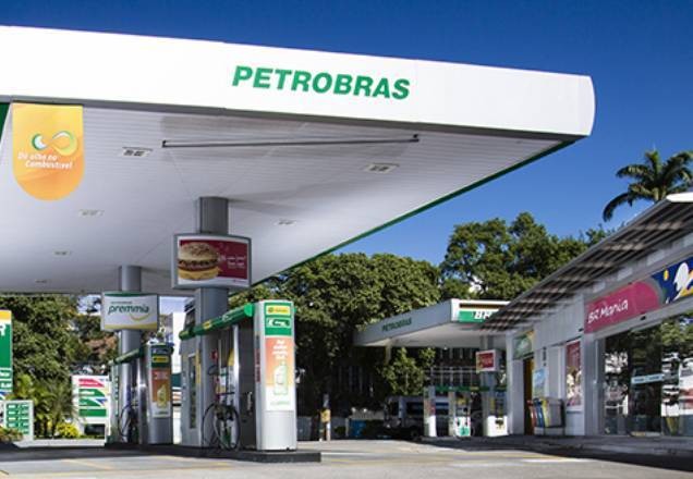 Gasolina sobe 4% nas refinarias, anuncia Petrobras