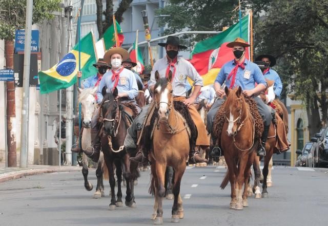 Ainda tímidos, festejos do Dia do Gaúcho são retomados com cuidados