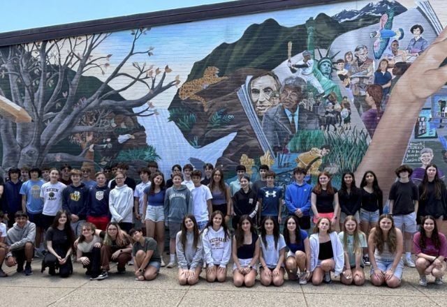 Festa dupla: 46 gêmeos se formam em uma única escola nos EUA; veja