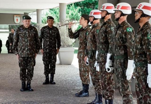 "Ninguém está acima da lei", diz comandante do Exército sobre militares