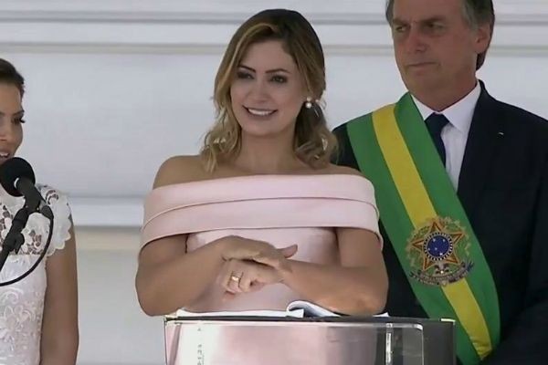 Imagem da noticia Gesto de Michelle Bolsonaro durante a posse traz esperança aos surdos