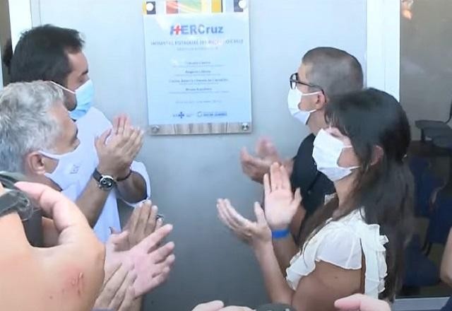 Governador do RJ inaugura hospital em meio a aglomeração