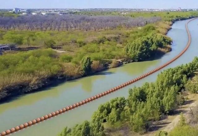 Imagem da noticia Governo dos EUA processa Texas por barreira flutuante para impedir migração