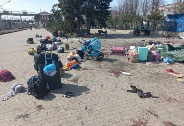 Ataque russo à estação ferroviária deixa ao menos 52 mortos na Ucrânia