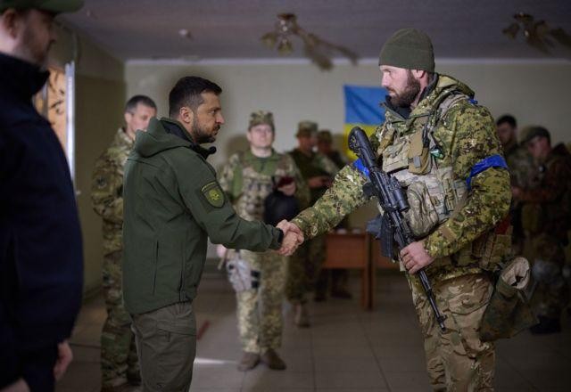 Imagem da noticia Zelensky faz visita à região de Kharkiv e comemora recuo russo em Izyum