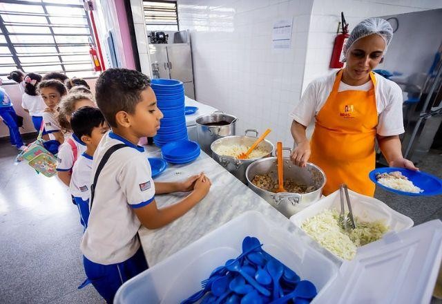 Imagem da noticia SP anuncia aumento de quase 40% no repasse às prefeituras para alimentação escolar