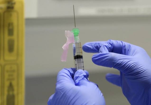 Governo diz que prioridade é vacina "segura e eficaz" contra o coronavírus