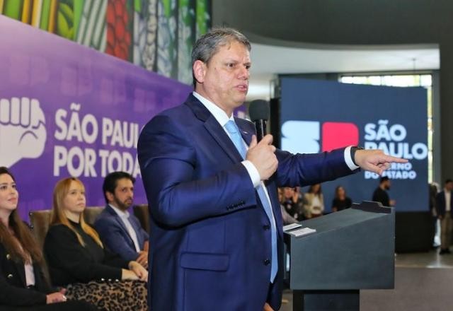Imagem da noticia Tarcísio convida mãe da filha de Carlos Bolsonaro para assumir cargo nos EUA