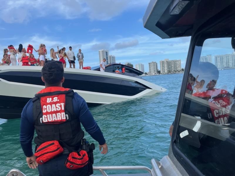 Imagem da noticia Mais de 30 pessoas são resgatadas após naufrágio de iate em Miami