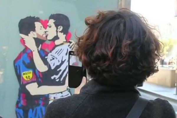 Imagem da noticia Grafite de beijo entre Messi e Cristiano Ronaldo é destaque antes do clássico 