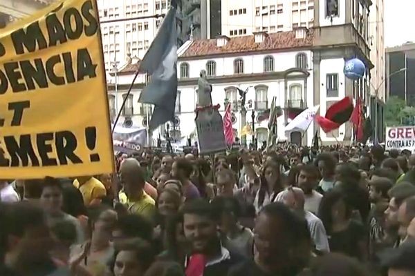 Greve geral: Manifestantes e policiais entram em confronto no Rio de Janeiro