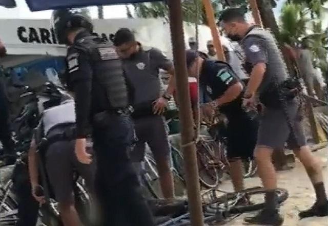 Rapaz imobilizado é chutado por guarda em praia do Guarujá (SP)