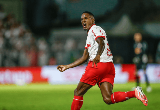 Imagem da noticia TJD-SP aplica suspensão de 12 jogos a zagueiro do Bragantino por fala machista contra árbitra