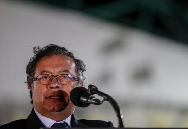 Comitiva de presidente da Colômbia é alvo de ataque a tiros