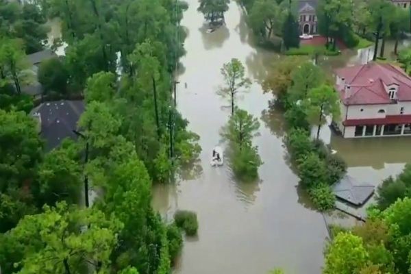 Imagem da noticia Harvey volta a tocar o solo e chega a Lousiana