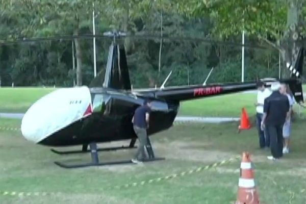 Helicóptero atingido faz pouso forçado no Rio de Janeiro