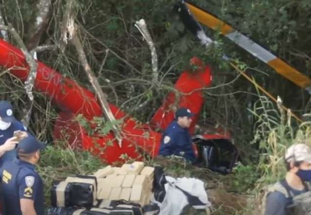 Helicóptero cai e bombeiros encontram 250 kg de cocaína no interior da aeronave