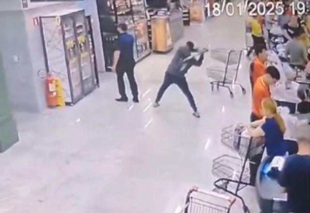 Imagem da noticia Homem agride gerente de supermercado com pá após reclamações da esposa