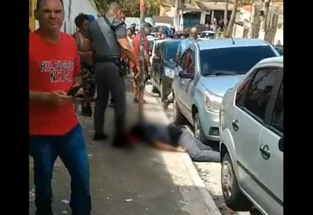 Homem armado invade escola eleitoral na zona Sul  de SP e atira contra PMs