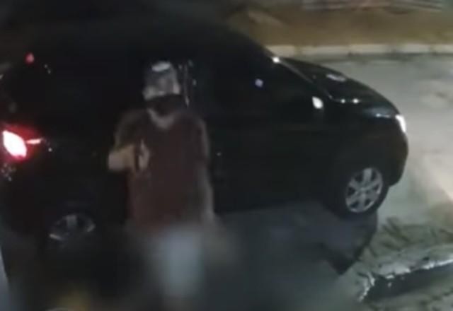 Vídeo: homens são surpreendidos por assaltante em carro de luxo