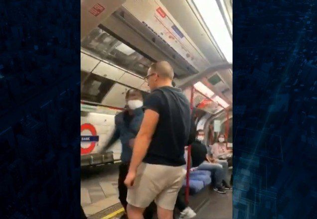 Imagem da noticia Homem branco é nocauteado por passageiros de metrô após ato racista