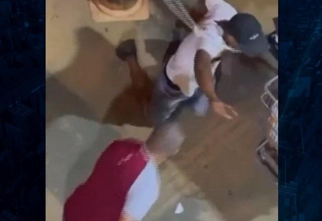 PM é flagrado agredindo vendedor ambulante a chibatadas