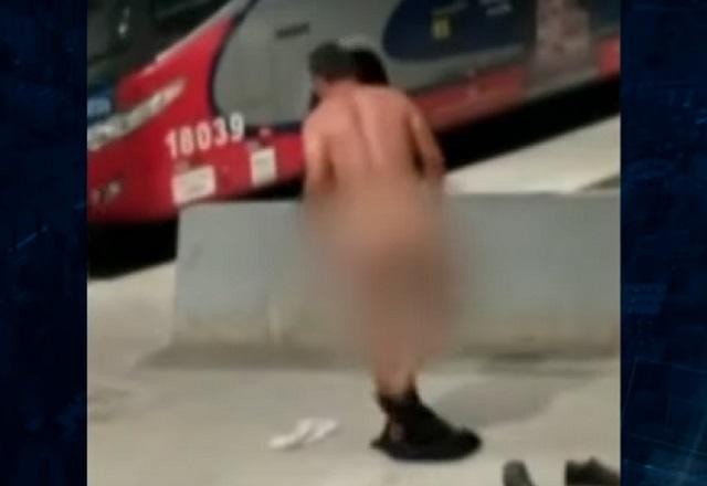 Homem é flagrado pelado em rodoviária de Santos (SP)