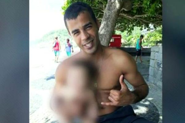 Imagem da noticia Homem morre baleado no Rio com filho de seis meses no colo