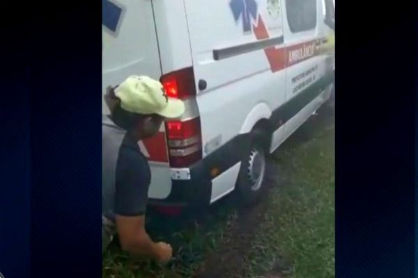 Imagem da noticia Homem morre após atoleiro impedir ambulância de chegar ao hospital