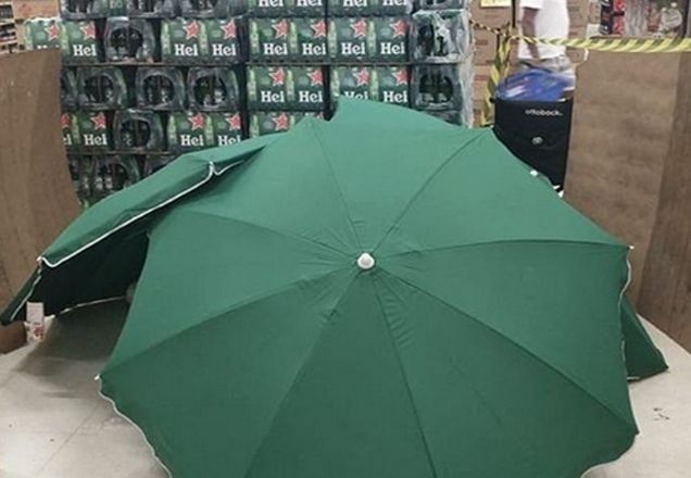 Imagem da noticia Homem morre e supermercado improvisa guarda-sóis para seguir funcionando