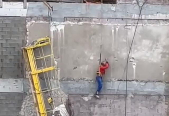 Imagem da noticia Vídeo: trabalhador fica pendurado em altura de mais de 20 metros em SC