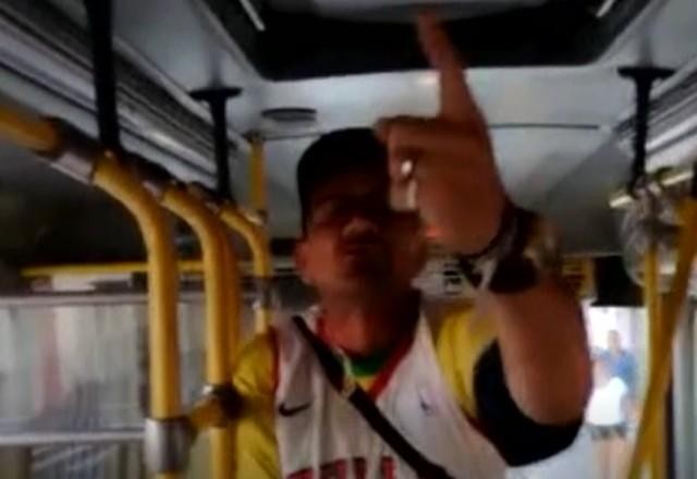 Sem máscara, homem arremessa ovos contra passageiros de ônibus; veja vídeo