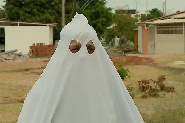 Imagem da noticia Homem se fantasia de fantasma para dar sustos por motivo inusitado