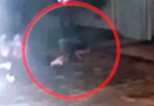 Vídeo: homem tenta estuprar mulher no meio da rua