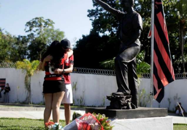 Homenagens às vítimas marcam um ano da tragédia no Ninho do Urubu