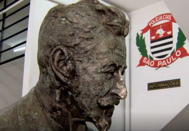 Imagem da noticia Homens são presos após roubarem estátua de bronze em praça de SP