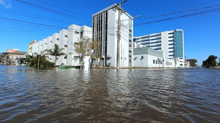 Hospital do Rio Grande (RS) cancela atendimentos e tranfere pacientes com alta da Lagoa dos Patos