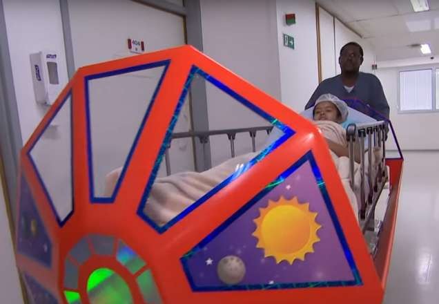 Hospital da AACD transforma maca em nave espacial para crianças e jovens