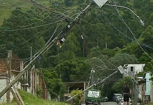 RS: 48 horas após temporal, 375 mil imóveis seguem sem energia elétrica