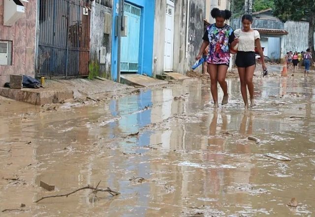 SBT News na TV: Defesa Civil aciona sirene por risco de deslizamentos no Litoral de SP; chuva provoca estragos em BH