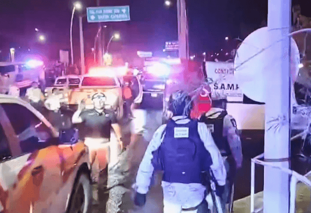 Imagem da noticia Diante das câmeras, candidato a prefeito no México é assassinado a tiros em comício