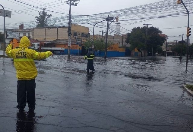 Imagem da noticia SBT News na TV: Chuva provoca estragos e cancela voos em Porto Alegre; Governo reconhece emergência no Rio
