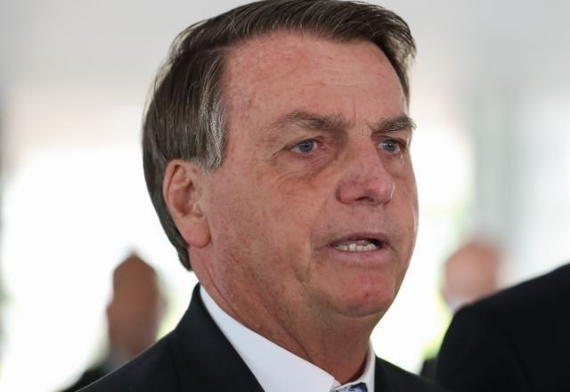 Bolsonaro diz ter recebido multa de R$ 2,5 mil do Ibama por importunação de baleia