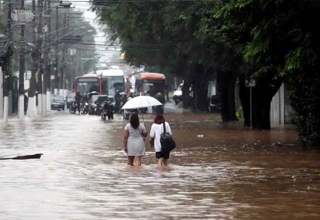 Imagem da noticia SBT News na TV: Temporal provoca duas mortes e apagões em SP; previsão é de mais chuva nesta 4ª