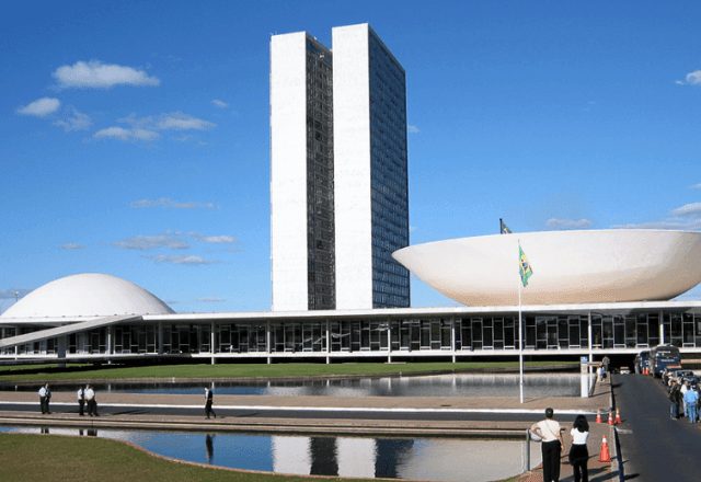 Imagem da noticia Governo propõe redução de 30% de impostos para profissionais liberais de 18 áreas