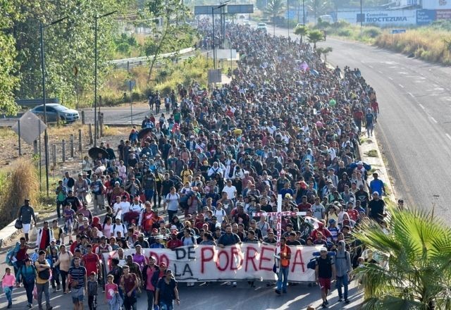 Imagem da noticia Caravana com 8 mil pessoas está a caminho da fronteira entre México e EUA