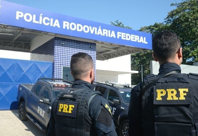 Imagem da noticia SBT News na TV: PRF prende 15 suspeitos de integrar maior milícia do Rio de Janeiro