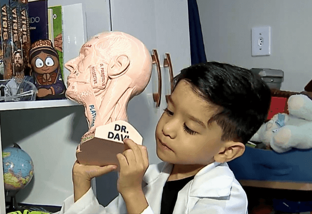 Imagem da noticia Aos 4 anos, menino de Goiânia chama atenção na internet por inteligência acima da média