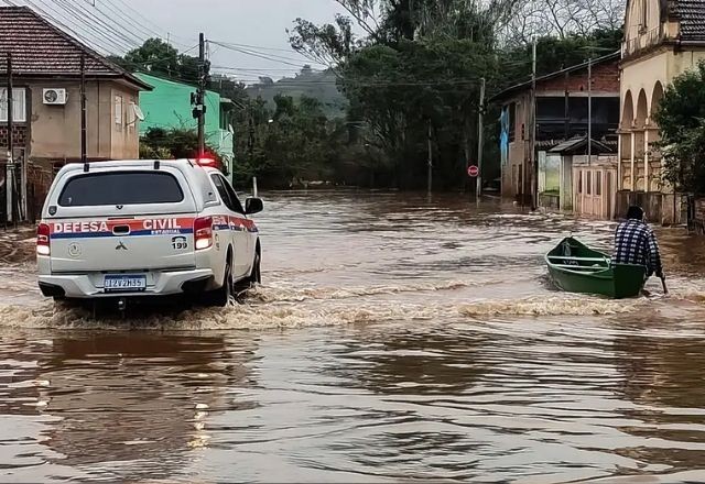 Imagem da noticia SBT News na TV: Temporal deixa 2 mortos no RS; Governo amplia orçamento para contenção de desastres