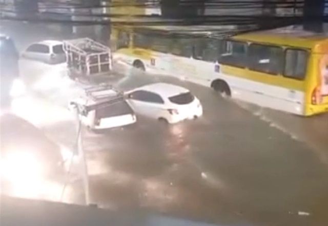 Imagem da noticia Duas crianças morrem após carro de família ser arrastado por enxurrada na Bahia